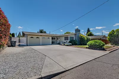 212 Windsor Way, Central Point, OR 97502 - Photo 2