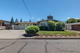 212 Windsor Way, Central Point, OR 97502 - Photo 1