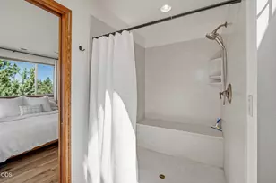 21770 Eastmont Dr, Bend, OR 97701 - Photo 54