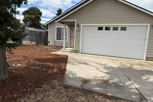 1005 N 10th St, Central Point, OR 97502 - Photo 2