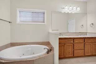 589 N Heights Dr, Eagle Point, OR 97524 - Photo 8