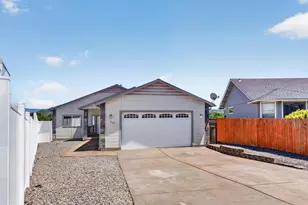 589 N Heights Dr, Eagle Point, OR 97524 - Photo 2