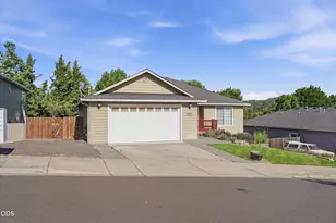 1056 Highlands Dr, Eagle Point, OR 97524 - Photo 2