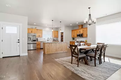 990 Win Way, Eagle Point, OR 97524 - Photo 6