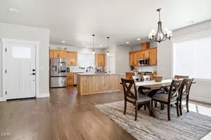 990 Win Way, Eagle Point, OR 97524 - Photo 4