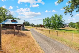 1800 S Obenchain Rd, Eagle Point, OR 97524 - Photo 24