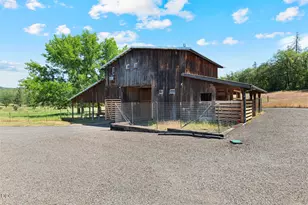 1800 S Obenchain Rd, Eagle Point, OR 97524 - Photo 10
