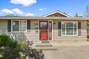 619 Kings Ct, Central Point, OR 97502 - Photo 2
