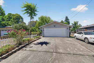 1688 Lillian Street, Medford, OR 97501 - Photo 4