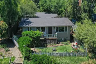 207 Gresham St, Ashland, OR 97520 - Photo 2