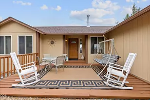 1047 SE Akins Dr, Prineville, OR 97754 - Photo 2