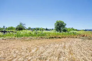 5595 Table Rock Rd, Central Point, OR 97502 - Photo 4