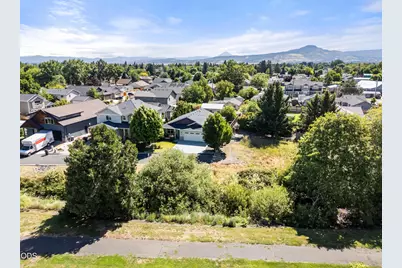 887 Holley Way, Central Point, OR 97502 - Photo 1