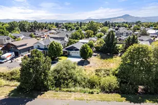 887 Holley Way, Central Point, OR 97502 - Photo 1