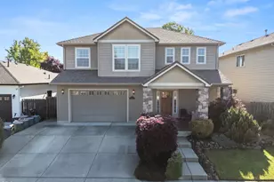 711 Isherwood Dr, Central Point, OR 97502 - Photo 2