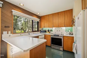 57218 Island Rd, Sunriver, OR 97707 - Photo 14