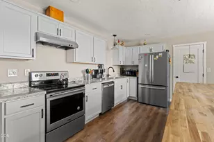 703 NE 10th St, Grants Pass, OR 97526 - Photo 8