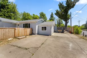 703 NE 10th St, Grants Pass, OR 97526 - Photo 4