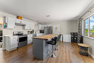 703 NE 10th St, Grants Pass, OR 97526 - Photo 6