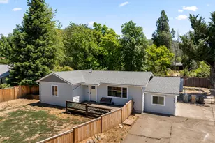 703 NE 10th St, Grants Pass, OR 97526 - Photo 1