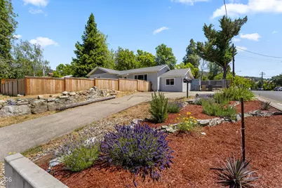 703 NE 10th Street, Grants Pass, OR 97526 - Photo 4