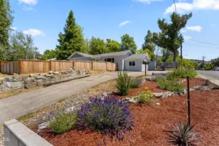 703 NE 10th St, Grants Pass, OR 97526 - Photo 4