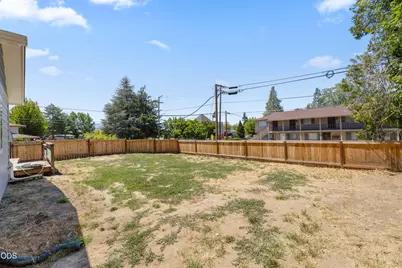 703 NE 10th Street, Grants Pass, OR 97526 - Photo 24