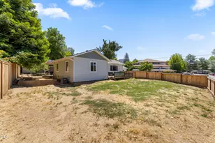 703 NE 10th St, Grants Pass, OR 97526 - Photo 22