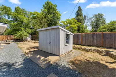 703 NE 10th Street, Grants Pass, OR 97526 - Photo 28