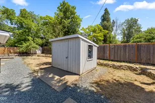 703 NE 10th St, Grants Pass, OR 97526 - Photo 28