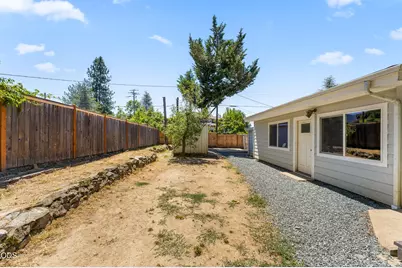 703 NE 10th Street, Grants Pass, OR 97526 - Photo 26