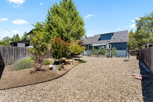 533 NW D St, Grants Pass, OR 97526 - Photo 10