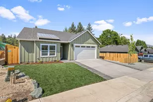 776 Kendall Dr, Grants Pass, OR 97527 - Photo 2