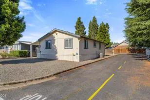 750 Roguelea Ln, Grants Pass, OR 97526 - Photo 2