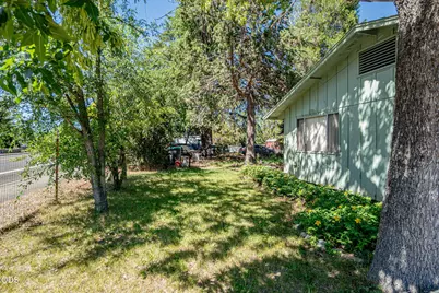 450 Grand Avenue, Central Point, OR 97502 - Photo 2