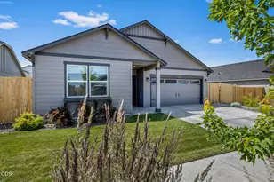 1734 NW Varnish Ave, Redmond, OR 97756 - Photo 2
