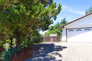 2311 Amaryllis St, Medford, OR 97504 - Photo 2