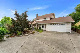 2226 SE Linden Ln, Grants Pass, OR 97527 - Photo 2
