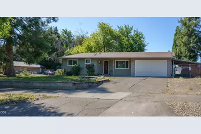 609 E Archwood Drive, Eagle Point, OR 97524 - Photo 2