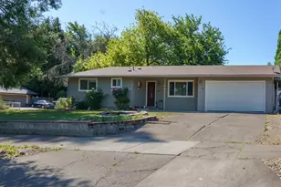 609 E Archwood Dr, Eagle Point, OR 97524 - Photo 2