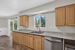 2425 E McAndrews Rd, Medford, OR 97504 - Photo 6