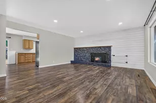 2425 E McAndrews Rd, Medford, OR 97504 - Photo 2