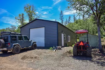 1956 Worthington Road, Eagle Point, OR 97524 - Photo 2
