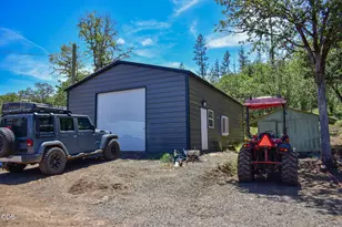 1956 Worthington Rd, Eagle Point, OR 97524 - Photo 2