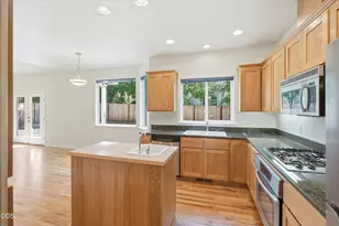 1852 Summer Pl, Talent, OR 97540 - Photo 6