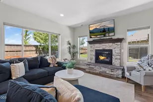 21394 NE Nolan Ct, Bend, OR 97701 - Photo 2