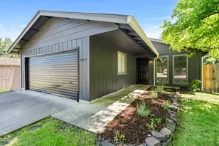 557 Glenn Way, Central Point, OR 97502 - Photo 2