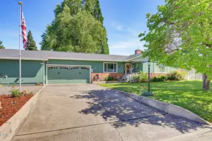 1130 Crest Dr, Central Point, OR 97502 - Photo 38