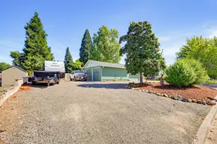 1130 Crest Dr, Central Point, OR 97502 - Photo 6
