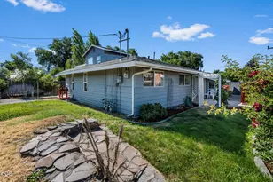 248 SE 10th St, Madras, OR 97741 - Photo 12